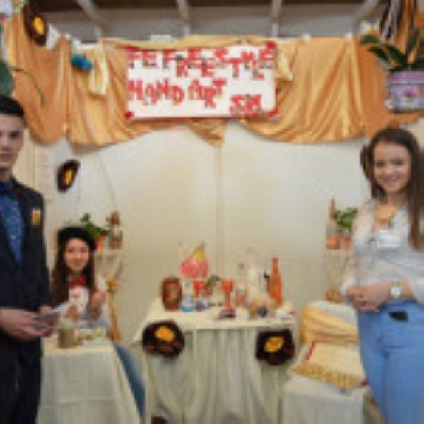 Elevi din şase judeţe îşi prezintă afacerile la Satu Mare