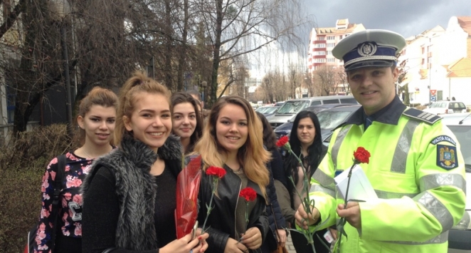 Bistrița: Flori oferite de polițiști doamnelor și domnișoarelor