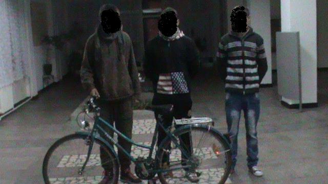 Trei liceeni au furat o bicicletă dintr-o scară de bloc din Baia Mare, dar au fost prinşi de jandarmi