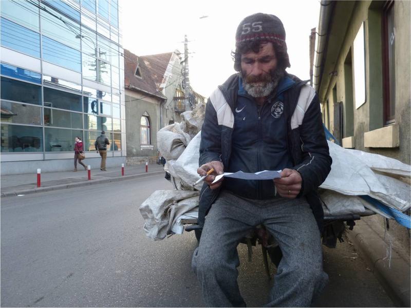Profesorul Domuta, acum gunoier, castiga 1000 de euro pe luna, din strangerea gunoaielor!