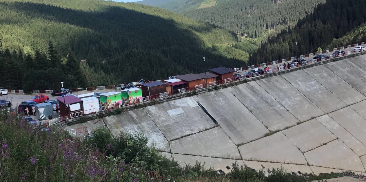 Chioscuri insalubre blocheaza barajul de la Oasa! Directorul de la Hidrolelectrica le-a dat ordin de evacuare dar refuza sa plece!