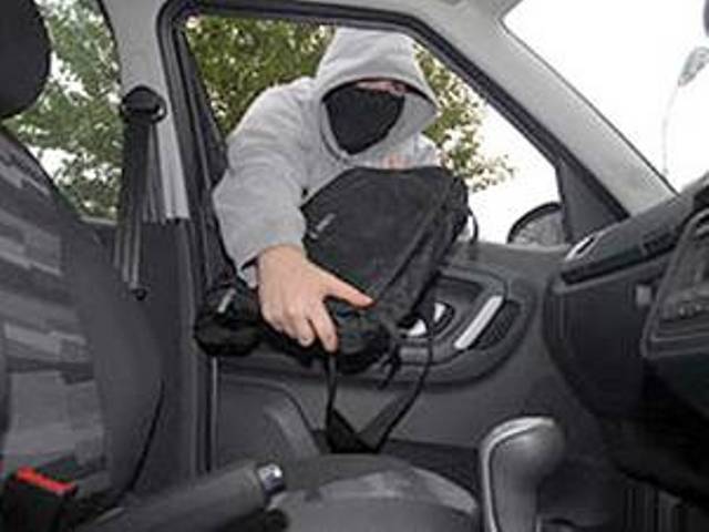 25.000 lei furați dintr-un autoturism parcat pe o stradă din Cluj Napoca