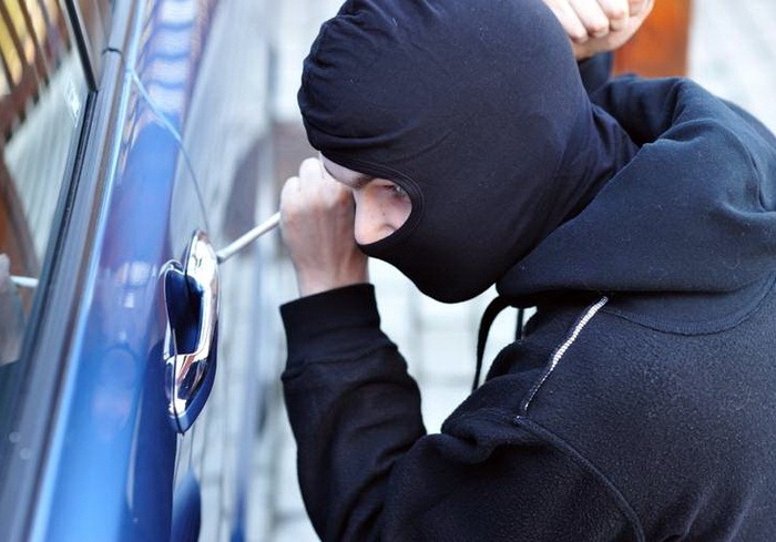 Spărgători de autoturisme prinși în flagrant de jandarmii aiudeni