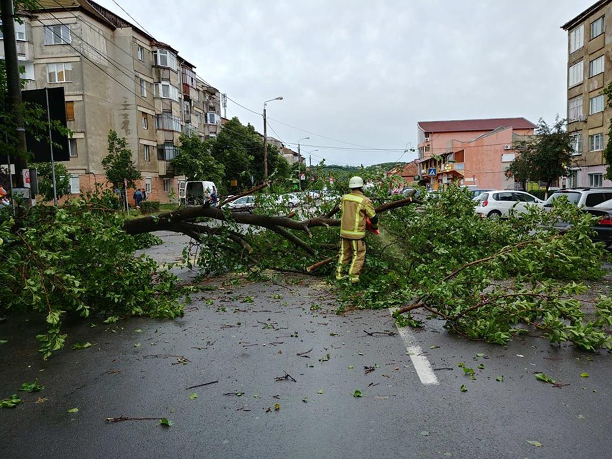 Pompierii orădeni în sprijinul populației, după furtuna produsă în oraș