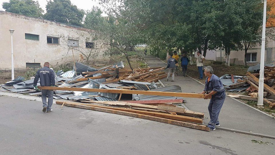 Acoperișuri căzute și copaci doborâți de furtună ieri în Hunedoara