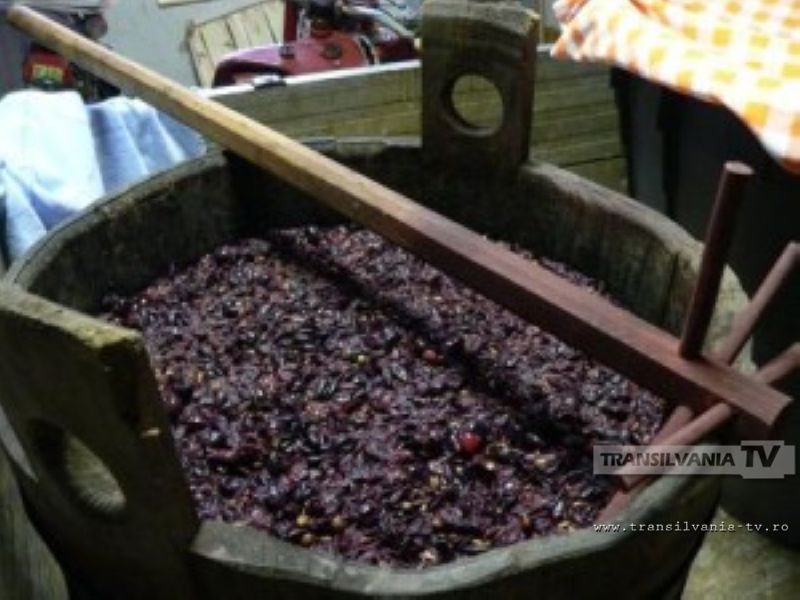 O femeie din Santău a murit intoxicată de gazul emanat de must