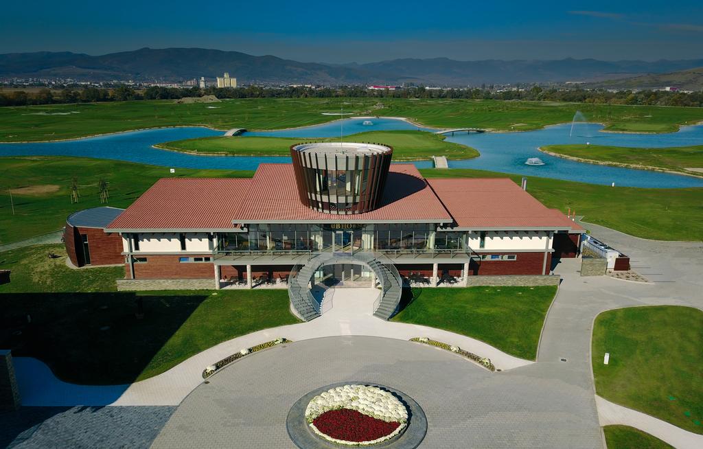 Hai la Theodora Golf Club de 8 Martie!