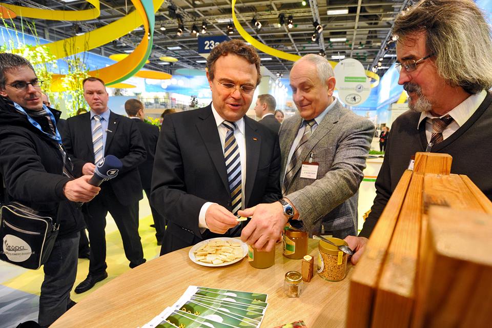La Târgul de Produse Tradiţionale de la Berlin, Ministrul Agriculturii din Germania a gustat din horinca de Maramureş