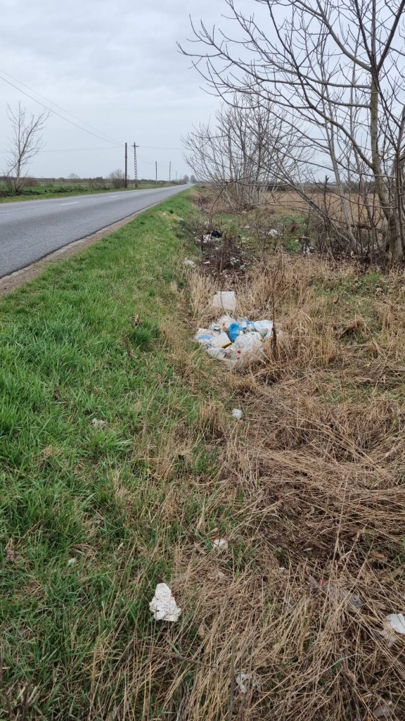 În primele șase luni ale anului au fost strânse de pe marginea drumurilor județene din Bihor 92,5 tone de deșeuri