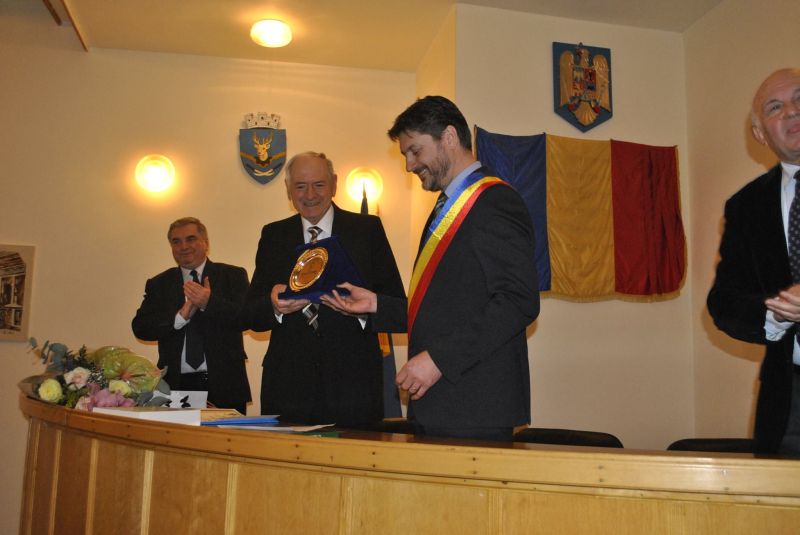 Academicianul clujean, profesorul Gyenge Csaba a primit ”Medalia de Onoare a Oraşului Cugir”