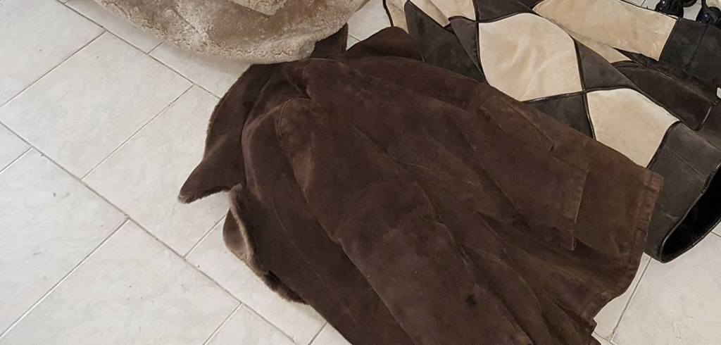 Haine de blană confiscate de jandarmi în piaţa din Beclean