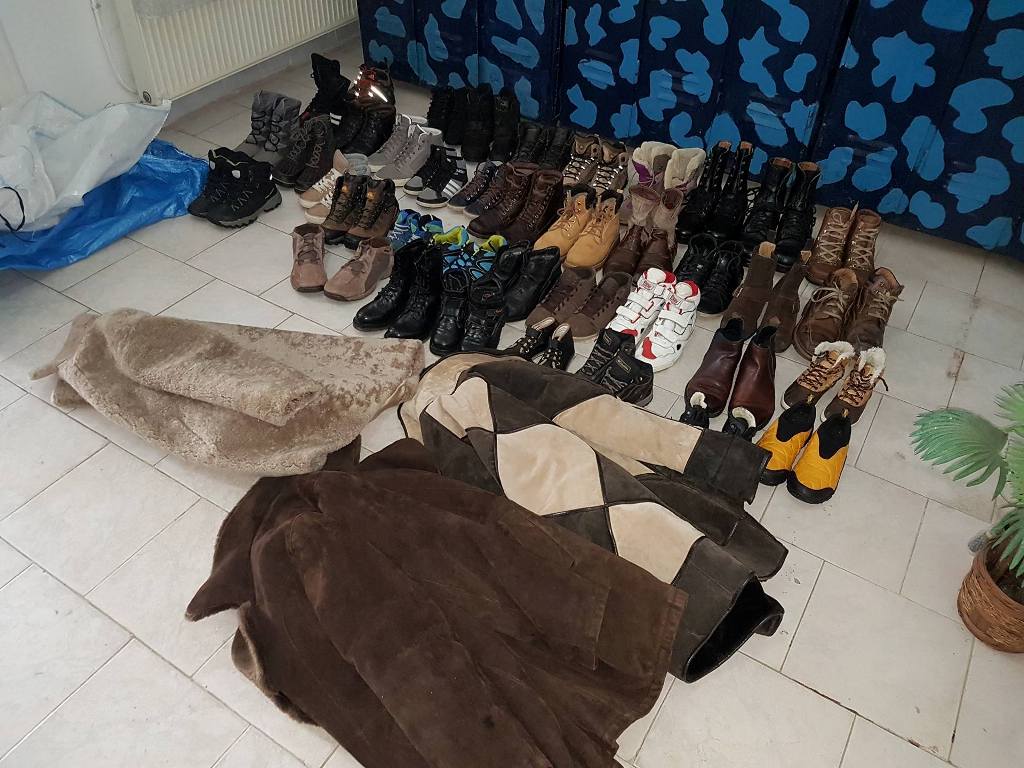 Haine de blană şi încălţăminte de sezon în valoare de peste 2.000 de lei, confiscate de jandarmi la Beclean