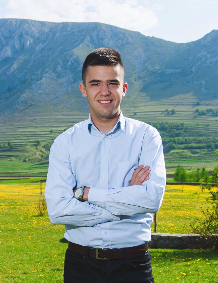 Fiul prefectului de Alba a terminat cu 10 pe linie, toate cele 12 clase!