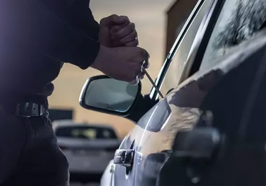 S-a imbatat si a vrut sa demonteze un autoturism, bucata cu bucata!