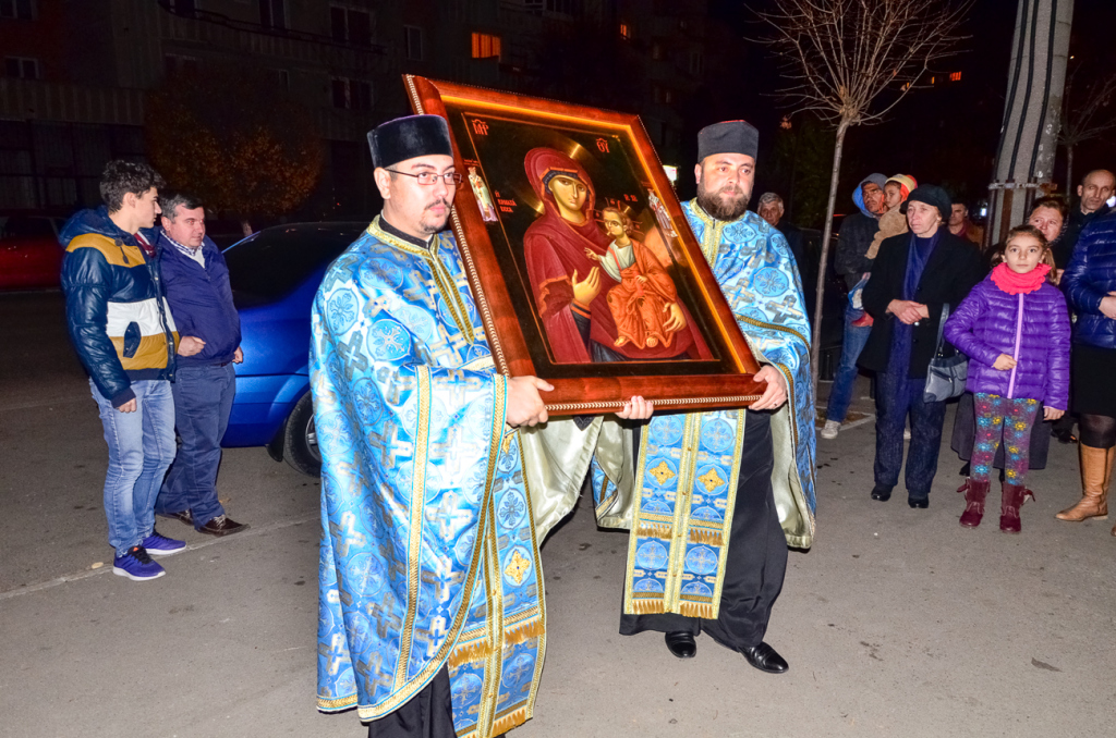 Procesiune cu icoana Maicii Domnului „Vimatarissa” la Catedrala Episcopală din Deva