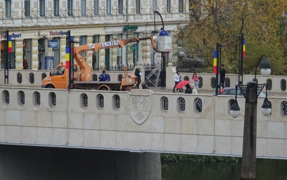 A început montarea iluminatulului de sărbători în Oradea