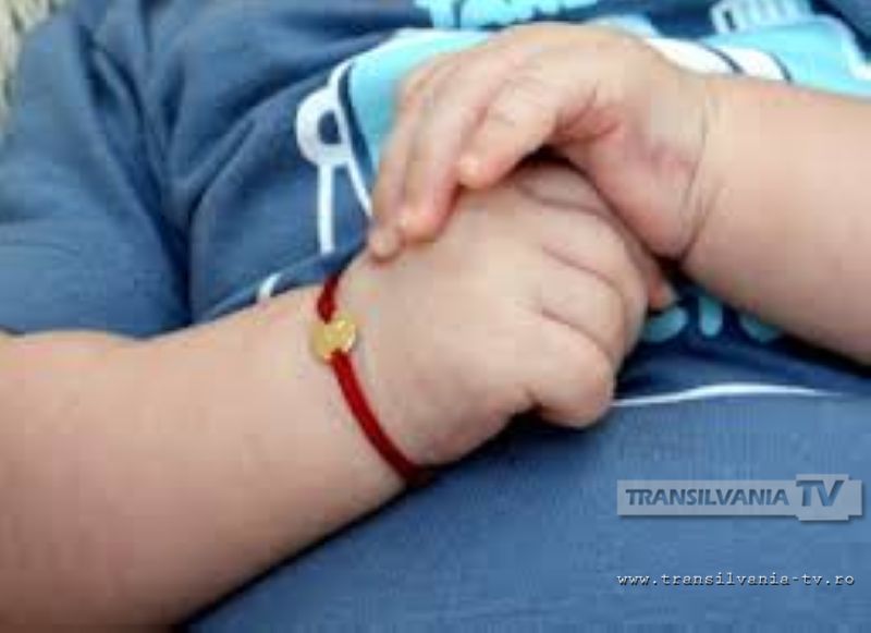 A furat brăţara de pe mâna unui bebeluş şi a amanetat-o