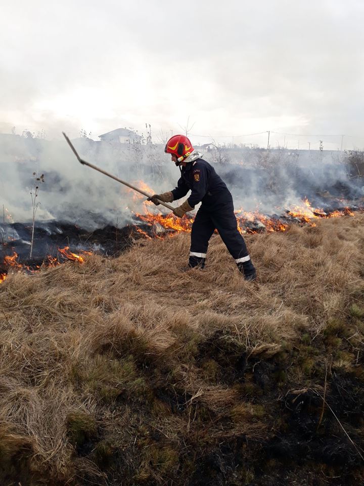 Trei incendii de vegetație uscată stinse de pompierii sibieni în ultimul weekend
