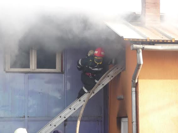 Acoperișul unei case din Chieșd a luat foc. Proprietarul a ajuns la spital