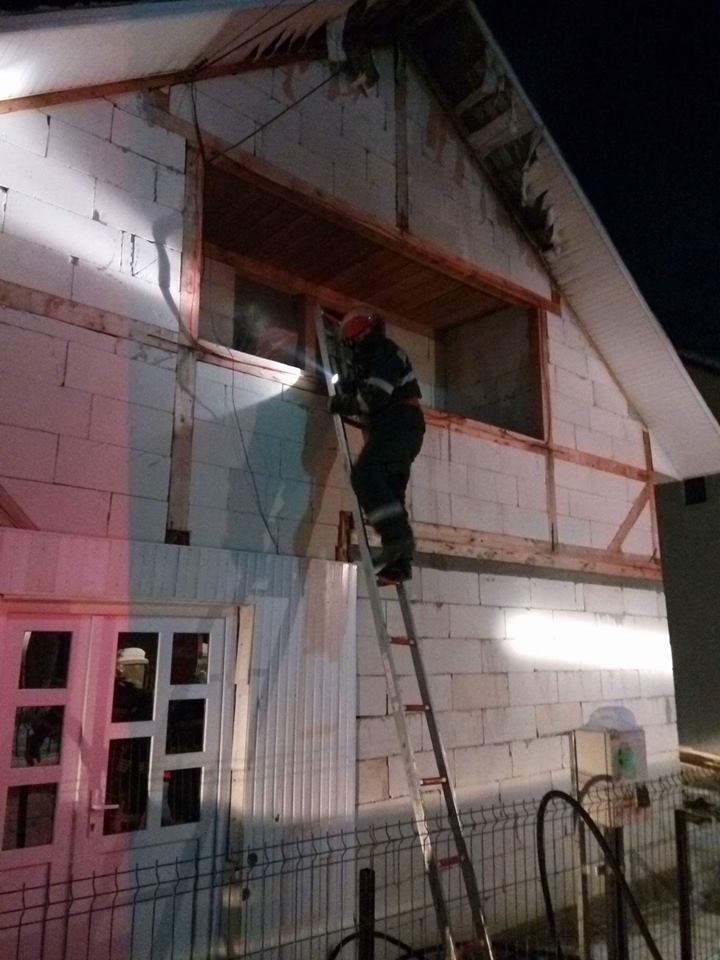 Incendiu izbucnit la o casă de locuit din Bistriţa Bîrgăului