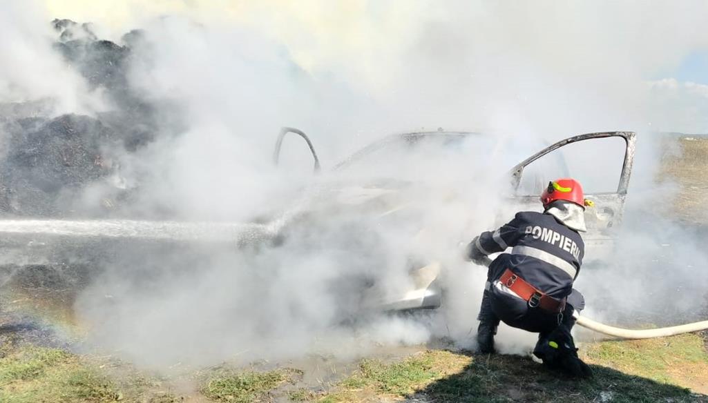 Incendiu în Bogei provocat, cel mai probabil, de autoaprinderea plantelor furajere