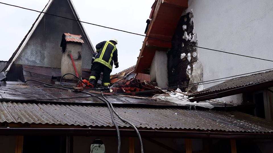 Casă din localitatea Bradu, salvată de la distrugere de pompierii sibieni