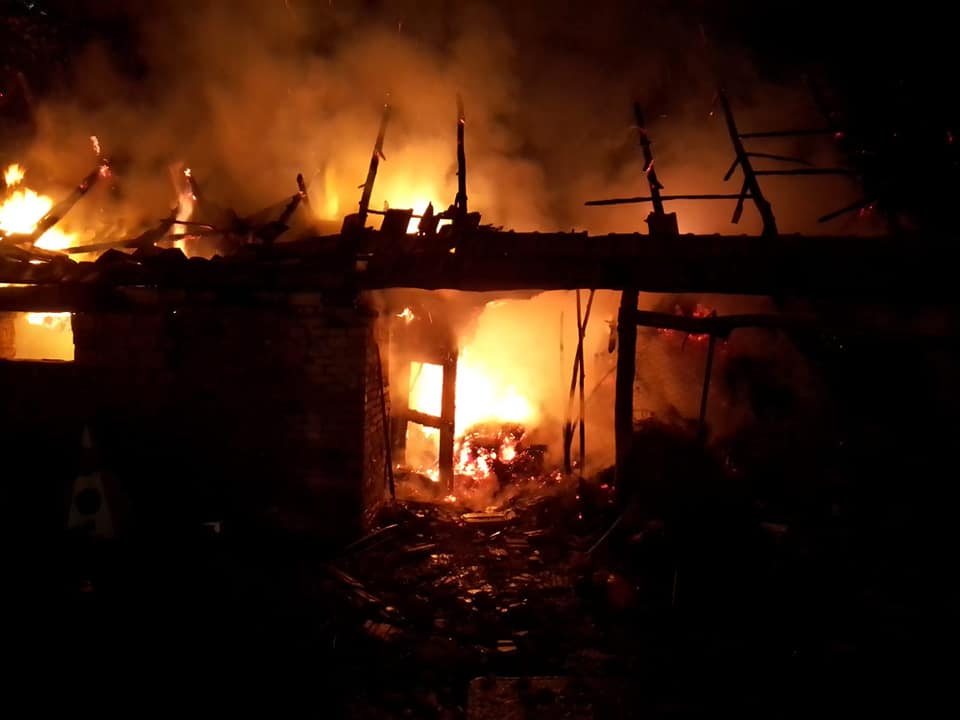 Un trăsnet a declanșat un incendiu la o șură din localitatea Dealul Frumos