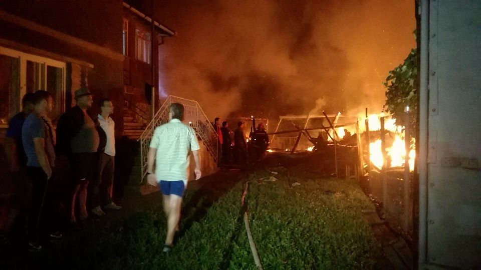 Incendiu de proporţii izbucnit noaptea trecută pe raza localităţii Dumitra
