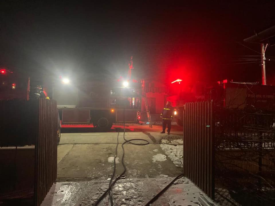 Incendiu la o cameră tehnică a unei case de locuit din Mărtinești