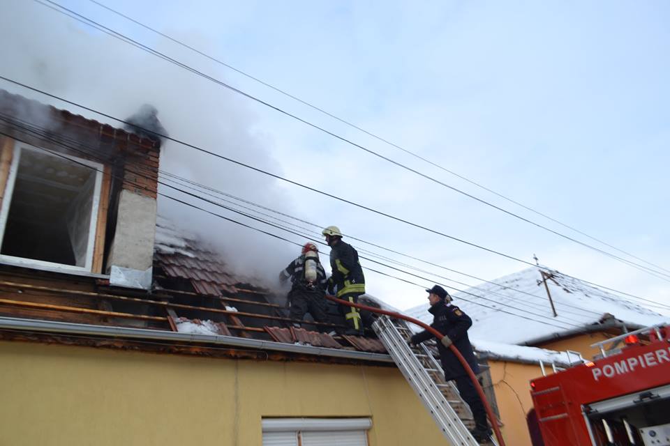 Două case din Mediaș și Arpașu de Sus, salvate din incendii de pompieri