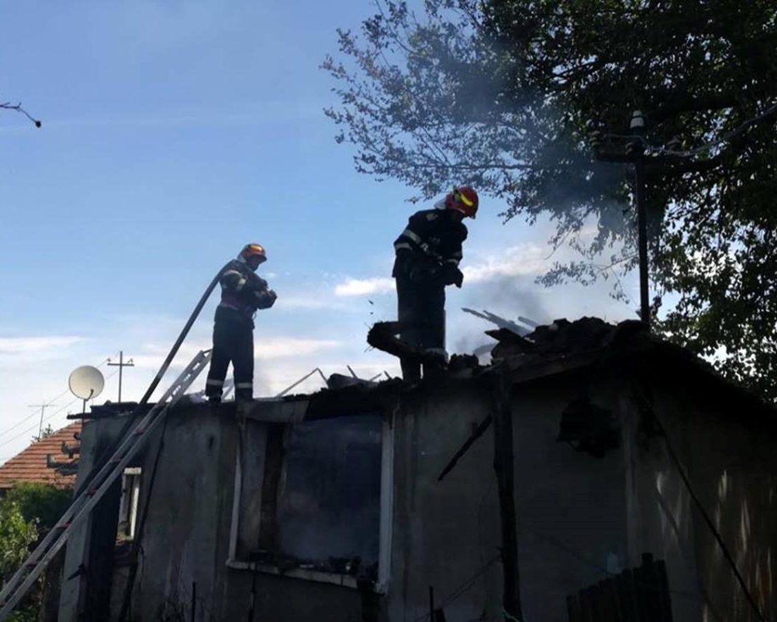14 pompieri au intervenit pentru a stinge un incendiu în Mișca