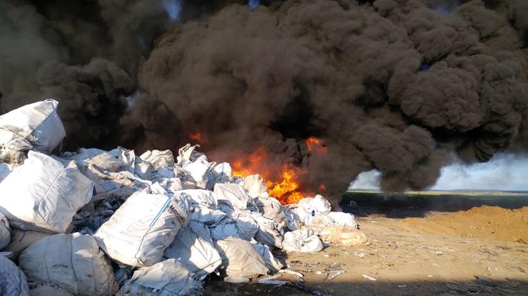 Incendiu de mare amploare la depozitul de deșeuri din Nojorid