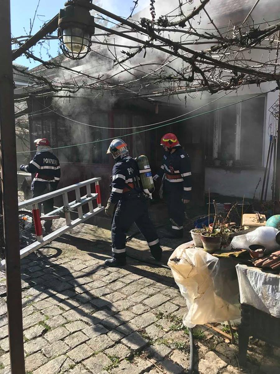 Incendiu în Oradea, soldat cu decesul unui bărbat de 79 de ani