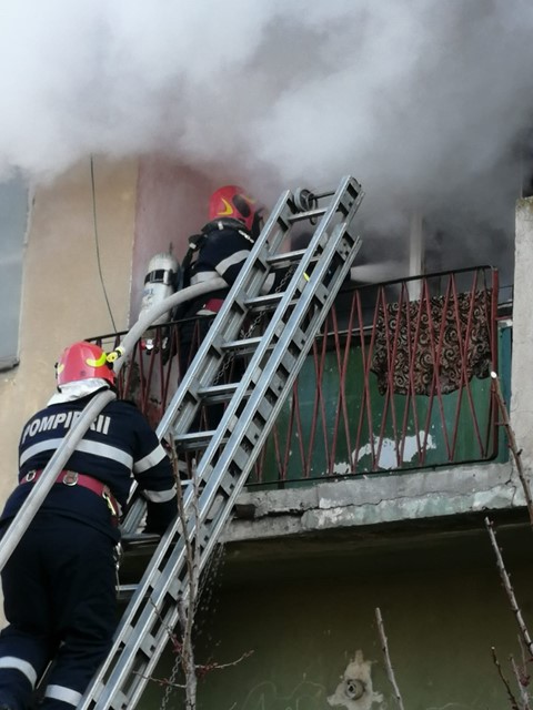 Incendiu într-un apartament din Oradea, provocat de un aparat de cafea lăsat sub tensiune