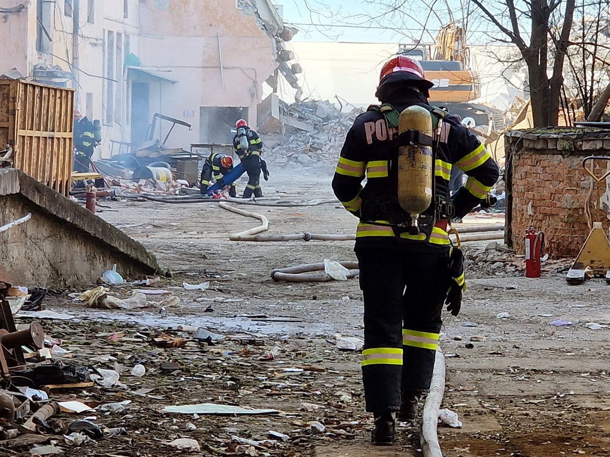 Operațiune periculoasă de stingere a unui incendiu izbucnit la o clădire din Oradea