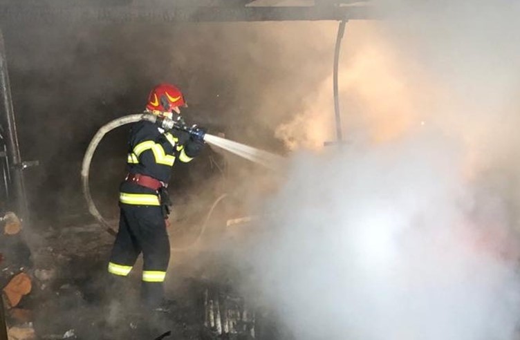 Incendiu la o gospodărie din Oradea