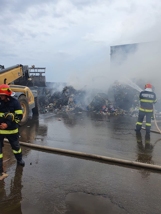 Incendiu la un centru de reciclare deşeuri, din Oradea