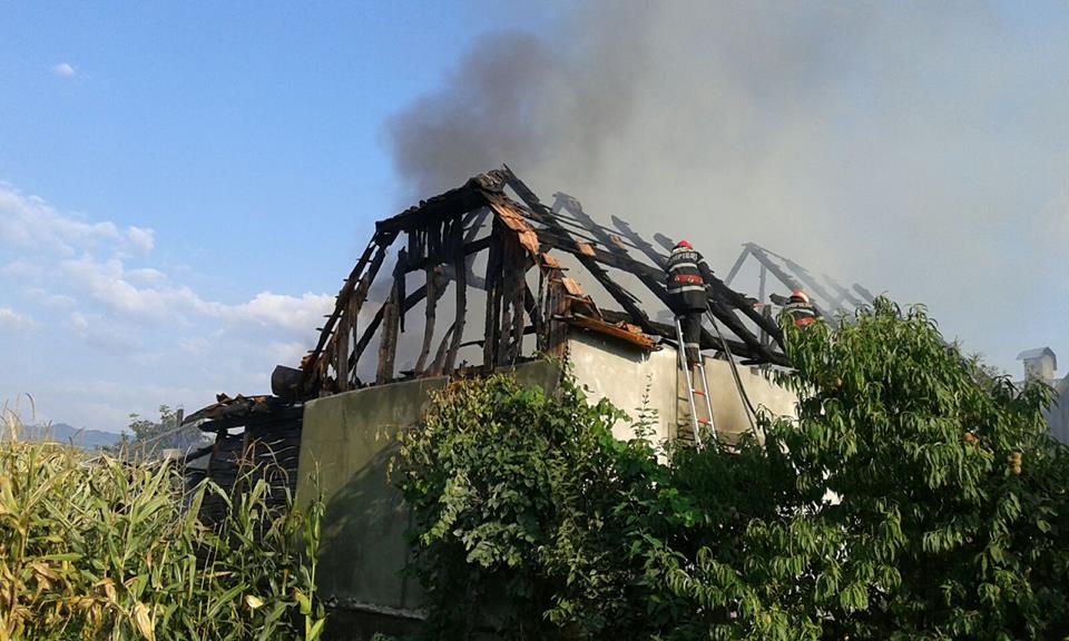 O casă din Orheiul Bistriței a luat foc