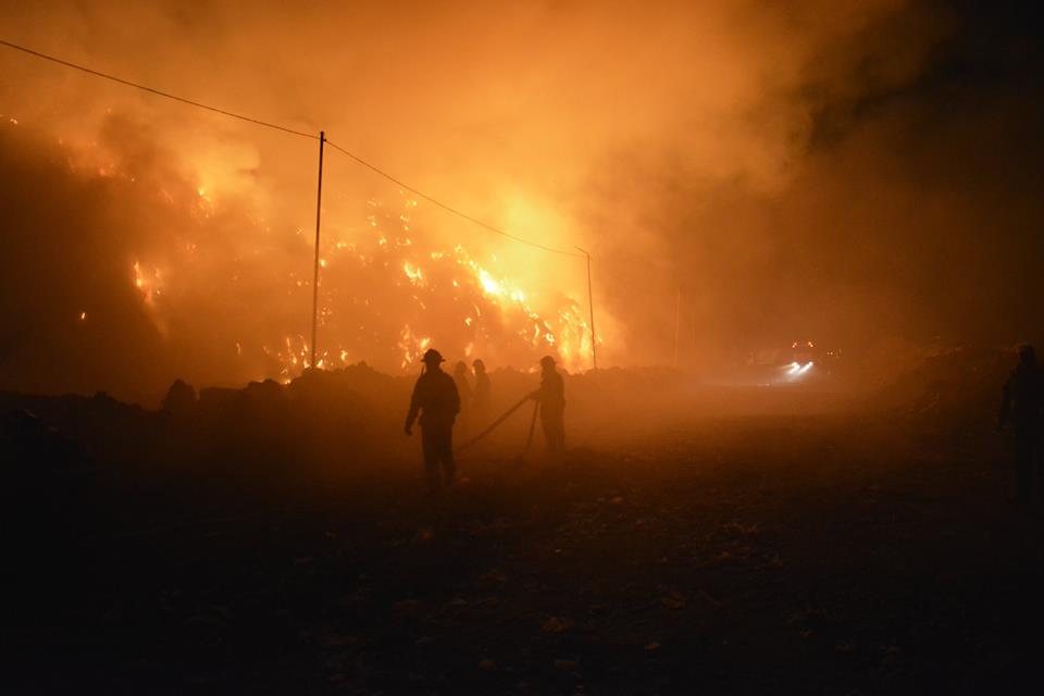 Arde depozitul de gunoi de la Pata Rât