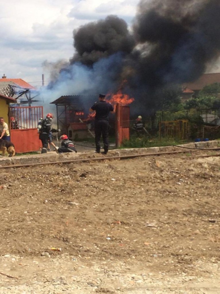 Incendiu puternic produs azi în Sântandrei. O persoană a fost rănită