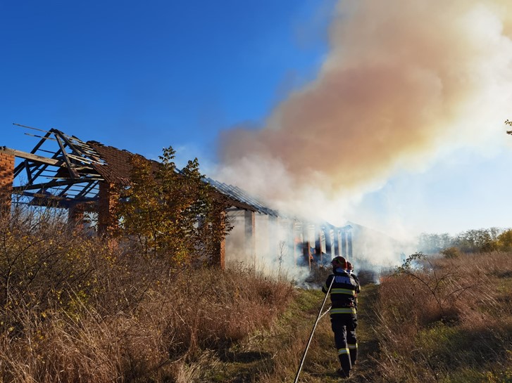 Misiune de aproximativ șase ore în comuna Borș, pentru stingere unui incendiu provocat de o țigară nestinsă, aruncată la întâmplare