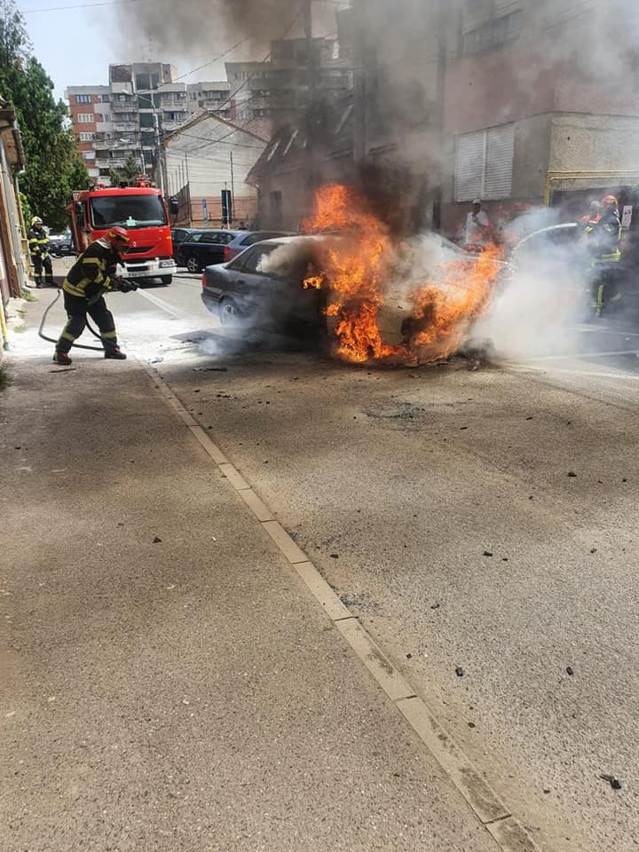 Autoturism cuprins de flăcări în Satu Mare