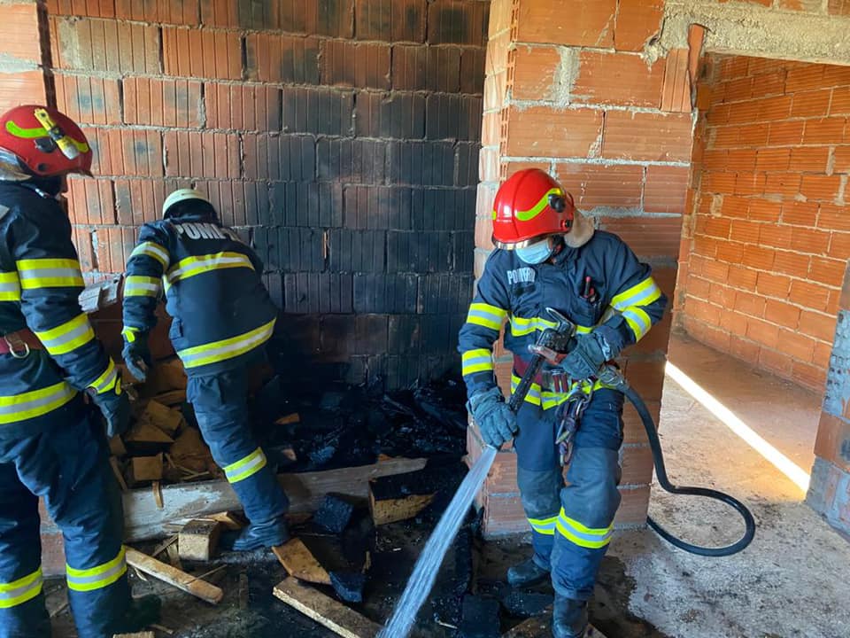 Incendiu în Satu Mare, la o casă în construcție