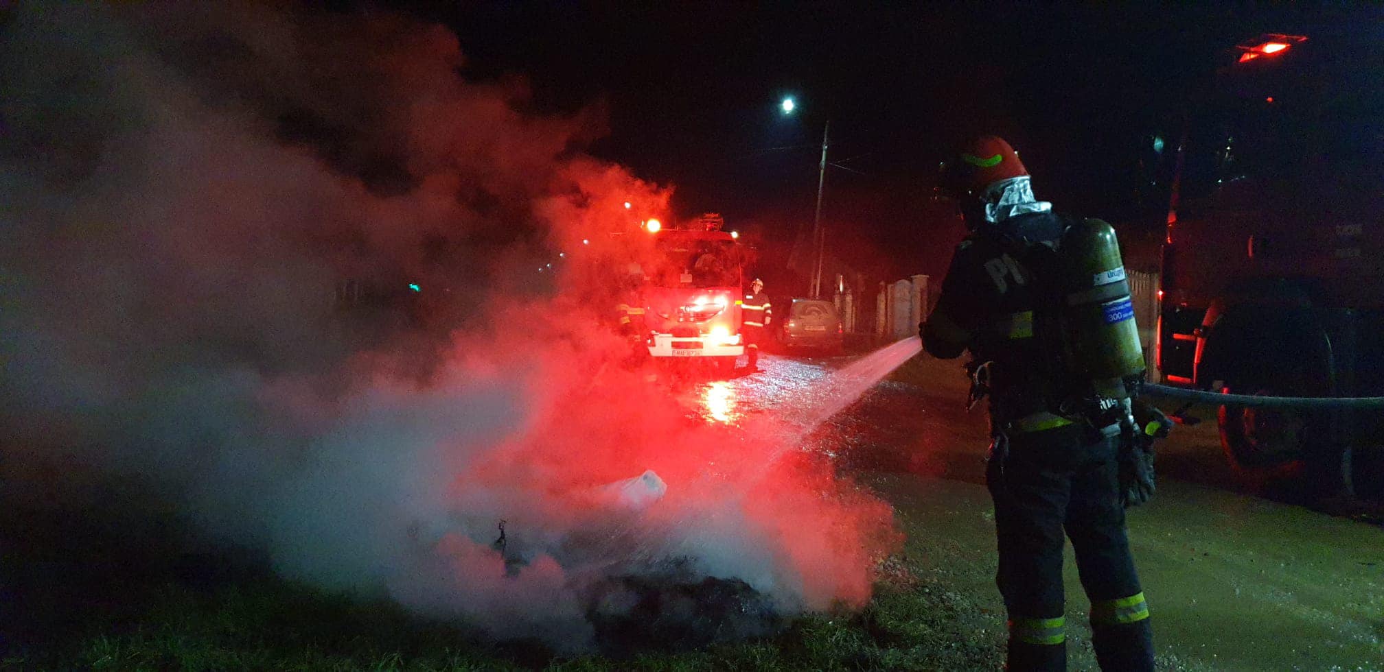 Autoturism cuprins de flăcări în Baia Mare