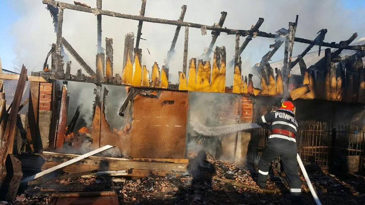 O afumătorie, improvizată, din Seghiște a luat foc