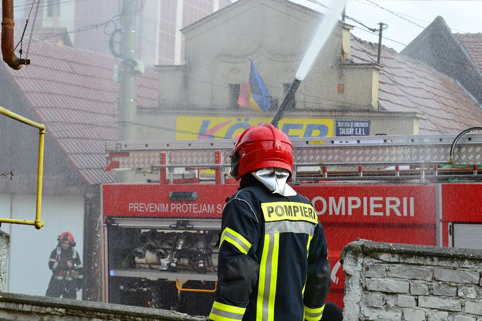 Două incendii stinse de pompieri noaptea trecută în Sibiu și Mediaș