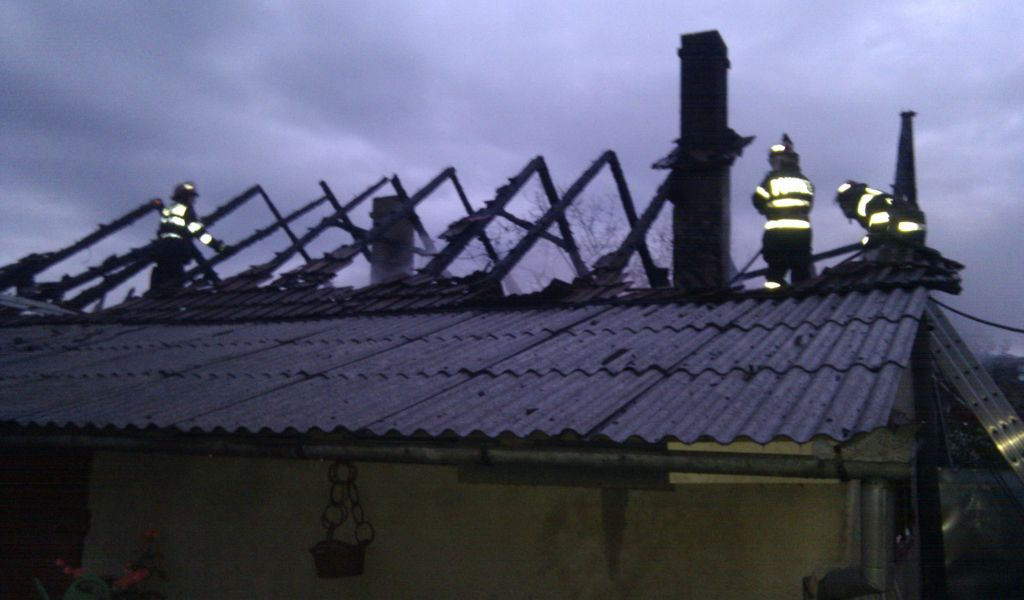 Două femei au murit într-un incendiu provocat de explozia unei butelii