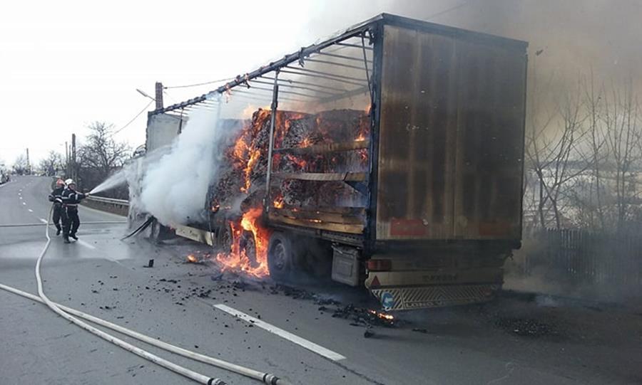 TIR în flăcări, în localitatea Beznea