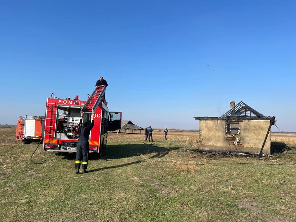 Incendiu la acoperișul unei case de locuit din Tiream