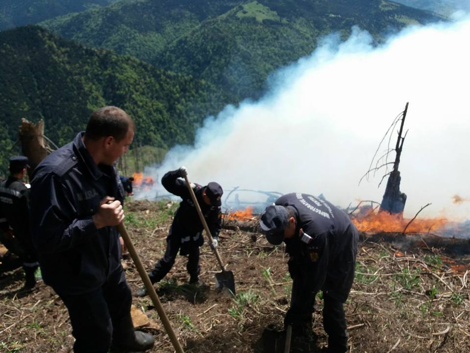 Pompierii militari maramureșeni continuă și astăzi lupta cu flăcările de pe Toroioaga